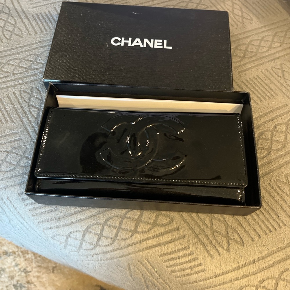 CHANEL Glossy Black Wallet